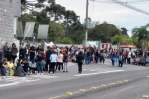 Por piso nacional enfermagem faz protesto em frete ao hospital da Unimed