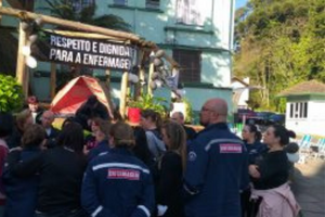 Protesto pelo cumprimento do piso mobiliza enfermagem em Gramado